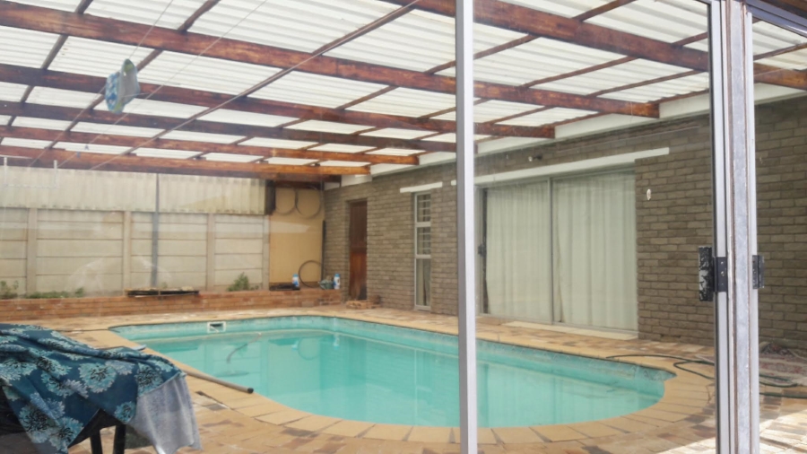 4 Bedroom Property for Sale in Middedorp Western Cape